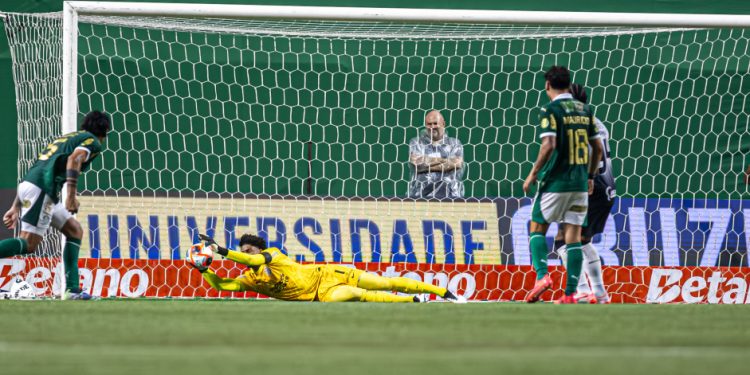 Hugo Souza brilha nos acréscimos, defende pênalti e Dérbi termina empatado