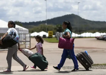 Brasil recebeu 194.331 imigrantes em 2024.E até 2023, 4.996.951 brasileiros viviam fora do país.