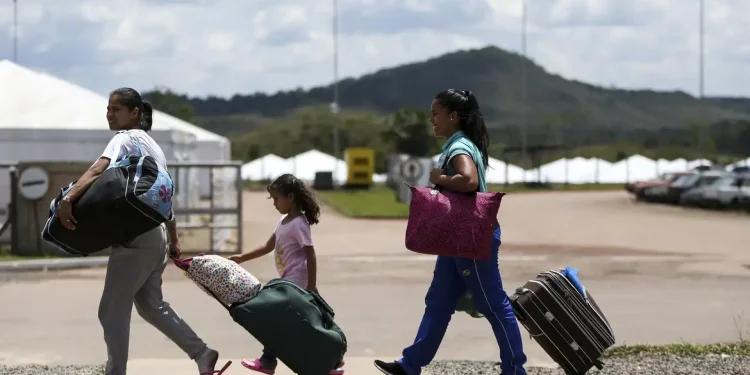 Brasil recebeu 194.331 imigrantes em 2024.E até 2023, 4.996.951 brasileiros viviam fora do país.