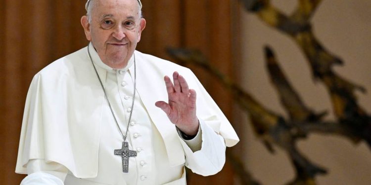 Papa Francisco enfrenta insuficiência renal durante internação