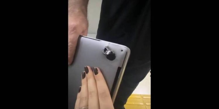 Notebook amortece tiro e salva motociclista em SP