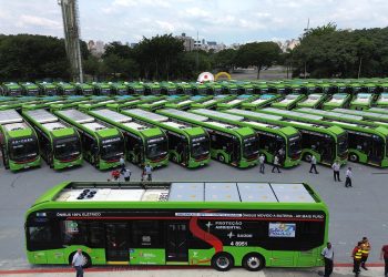 Ônibus Elétricos Parados: O Futuro Bate à Porta, Mas São Paulo Não Abre.