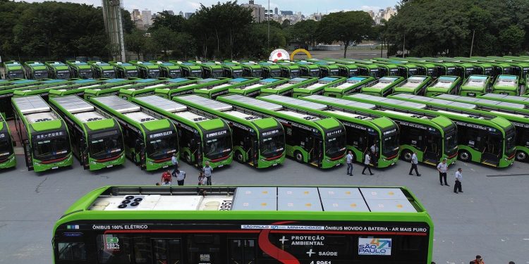 Ônibus Elétricos Parados: O Futuro Bate à Porta, Mas São Paulo Não Abre.
