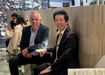 Thomas Law, Presidente do Ibrachina, visita a Marmomac Brazil, ao lado do deputado federal Evair de Melo