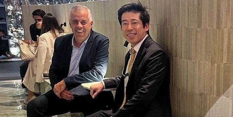 Thomas Law, Presidente do Ibrachina, visita a Marmomac Brazil, ao lado do deputado federal Evair de Melo