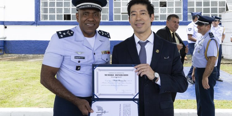 O título de Membro Honorário da Força Aérea Brasileira (FAB) é uma homenagem a pessoas que prestaram relevantes serviços à Aeronáutica Brasileira. Nesta sexta (11), Thomas Law, presidente do Ibrachina e conselheiro diretivo da APECC, recebeu essa honraria.