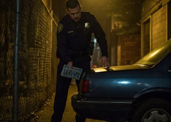 Câmeras de segurança revelam ação chocante de policiais militares em plena madrugada na Vila Itaim, gerando revolta e indignação na comunidade.