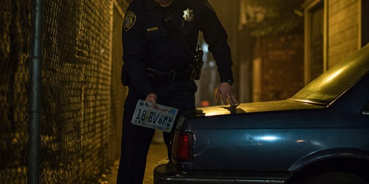 Câmeras de segurança revelam ação chocante de policiais militares em plena madrugada na Vila Itaim, gerando revolta e indignação na comunidade.