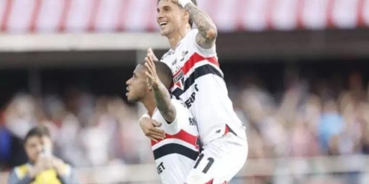 São Paulo vence o Santos no Morumbi e conquista a primeira vitória no Brasileirão 2025