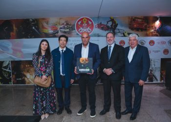 Marcando os 145 da fundação Corpo de Bombeiros da Polícia Militar de São Paulo, foi lançado o livro “Bombeiros Para Salvar ou Morrer”. A obra contém registros fotográficos do coronel e fotógrafo Guto Ambar. Ela foi produzida com o apoio do Ibrachina e da APECC. A cerimônia, realizada na sede da instituição, na Praça da Sé, nesta terça-feira (15) reuniu diversas autoridades e oficiais do Corpo de Bombeiros, como o Comandante do Corpo de Bombeiros do Estado de São Paulo, Coronel Nilton Pereira e o chefe de Comunicação Social da Polícia Militar de São Paulo, Coronel Émerson Massera. Thomas Law, presidente do Ibrachina e conselheiro diretivo da APECC, explica que a obra é uma homenagem importante aos bombeiros. “Ao celebrarmos o aniversário de 145 do Corpo de Bombeiros de São Paulo vemos nesse livro uma forma de homenagem, com belíssimas fotos de Guto Ambar, que foram tiradas ao longo de vários anos”, pontuou. O consultor jurídico da APECC, Armando Rovai, lembrou que “os bombeiros salvam vidas e protegem o patrimônio da nossa cidade. São verdadeiros heróis”. “É uma instituição valorosa e reconhecida pela população. As imagens registradas mostram um pouco quem são esses homens e mulheres que dedicam sua vida ao serviço público. A população precisa conhecer melhor quem são eles e os desafios dessa profissão”, explica Guto. O Corpo de Bombeiros da Polícia Militar de São Paulo foi fundado em 1880. Reúne mais de oito mil servidores no Estado de São Paulo que, além do combate ao fogo, fazem ações preventivas e educacionais.