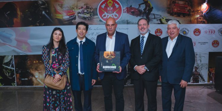 Marcando os 145 da fundação Corpo de Bombeiros da Polícia Militar de São Paulo, foi lançado o livro “Bombeiros Para Salvar ou Morrer”. A obra contém registros fotográficos do coronel e fotógrafo Guto Ambar. Ela foi produzida com o apoio do Ibrachina e da APECC. A cerimônia, realizada na sede da instituição, na Praça da Sé, nesta terça-feira (15) reuniu diversas autoridades e oficiais do Corpo de Bombeiros, como o Comandante do Corpo de Bombeiros do Estado de São Paulo, Coronel Nilton Pereira e o chefe de Comunicação Social da Polícia Militar de São Paulo, Coronel Émerson Massera. Thomas Law, presidente do Ibrachina e conselheiro diretivo da APECC, explica que a obra é uma homenagem importante aos bombeiros. “Ao celebrarmos o aniversário de 145 do Corpo de Bombeiros de São Paulo vemos nesse livro uma forma de homenagem, com belíssimas fotos de Guto Ambar, que foram tiradas ao longo de vários anos”, pontuou. O consultor jurídico da APECC, Armando Rovai, lembrou que “os bombeiros salvam vidas e protegem o patrimônio da nossa cidade. São verdadeiros heróis”. “É uma instituição valorosa e reconhecida pela população. As imagens registradas mostram um pouco quem são esses homens e mulheres que dedicam sua vida ao serviço público. A população precisa conhecer melhor quem são eles e os desafios dessa profissão”, explica Guto. O Corpo de Bombeiros da Polícia Militar de São Paulo foi fundado em 1880. Reúne mais de oito mil servidores no Estado de São Paulo que, além do combate ao fogo, fazem ações preventivas e educacionais.