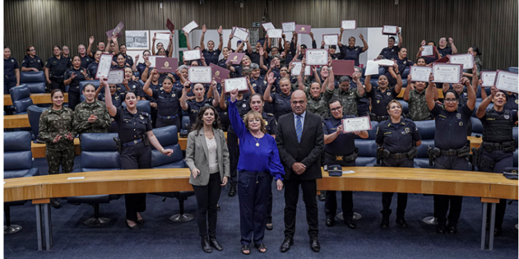Vereadora Edir Sales condecora 76 mulheres no dia da Guarda Civil Feminina