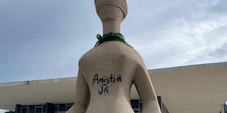 Anistia para Manifestantes do 8 de Janeiro Avança na Câmara: O Que Está em Jogo? Projeto que perdoa participantes dos atos golpistas divide deputados e preocupa o governo Lula .