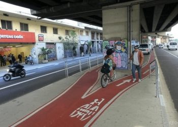 estacionamento na ciclovia da Avenida amaral Gurgel, em baixo do minhocão