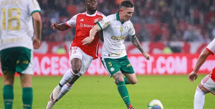 Palmeiras vence no Beira-Rio e assume a liderança do Brasileirão