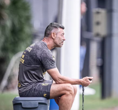 Fim da linha: Pedro Caixinha é demitido do Santos após mais um tropeço no Brasileirão