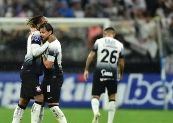 Com um a menos, Corinthians vence o Racing-URU na Sul-Americana