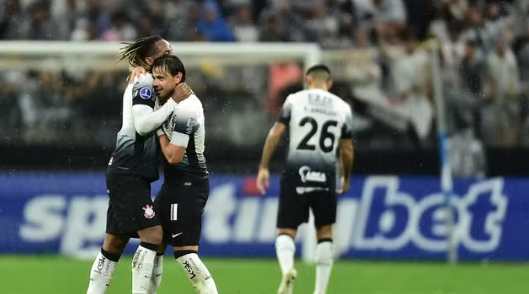 Com um a menos, Corinthians vence o Racing-URU na Sul-Americana