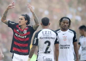 Flamengo atropela o Corinthians e assume a ponta do Brasileirão