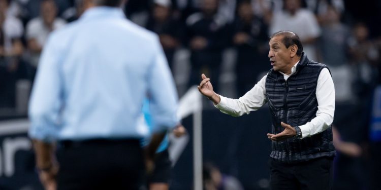Corinthians tropeça em casa e vê Fluminense levar os três pontos em Itaquera