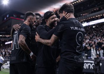 Corinthians vence o Vasco em noite de gols anulados e protagonismo de Memphis Depay