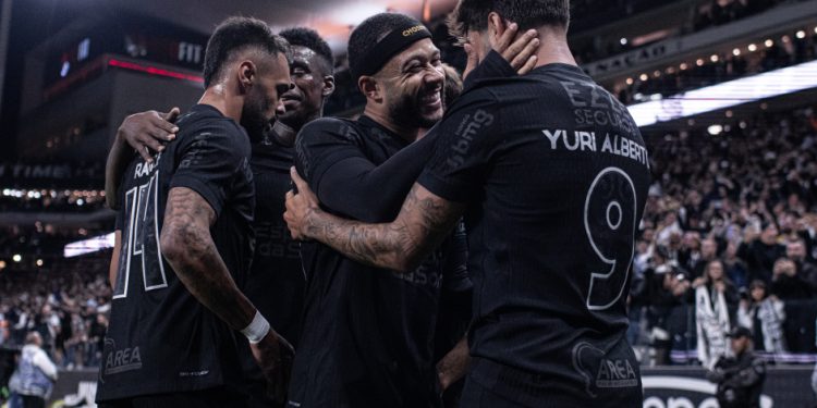 Corinthians vence o Vasco em noite de gols anulados e protagonismo de Memphis Depay