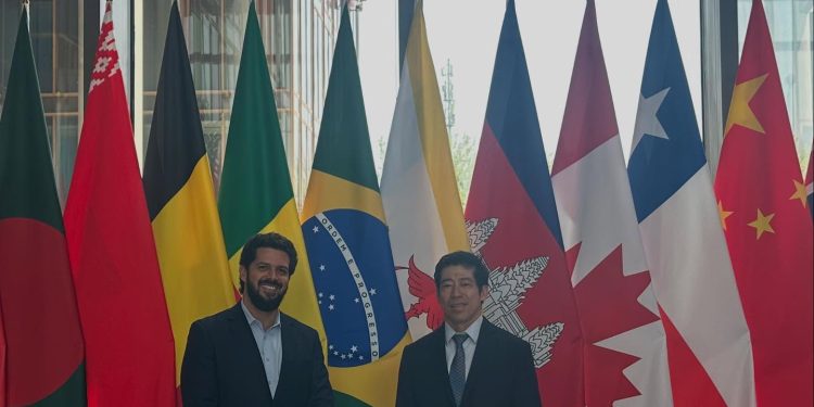 Dr. Thomas Law visita o Banco Asiático de Investimento em Infraestrutura e Reafirma Cooperação Brasil-China