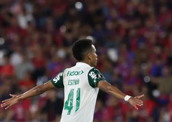 Palmeiras vence Cerro Porteño com gols de Estêvão e Vitor Roque e avança às oitavas da Libertadores