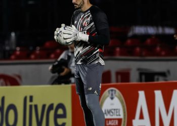 São Paulo arranca empate com um a menos e carimba vaga nas oitavas com joia da base
