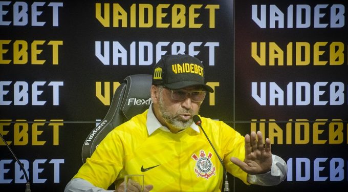 Conselho do Corinthians aprova afastamento de Augusto Melo; sócios decidirão futuro do presidente