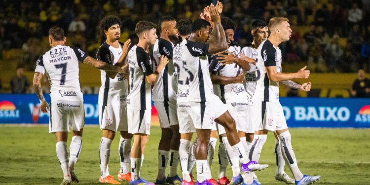 Timão vence fora e larga bem na Copa do Brasil com gol de Hernández