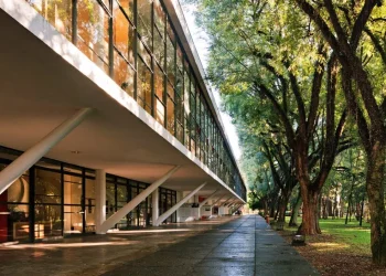 Museu Afro Brasil recebe Tiganá Santana e promove 7ª edição da Feira de Artes Gráficas gratuita