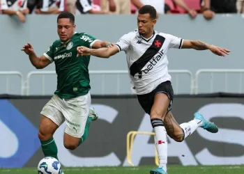 Vitor Roque desencanta, Palmeiras vence o Vasco e se isola na liderança do Brasileirão