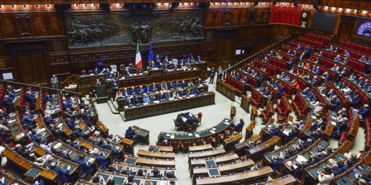 Câmara dos Deputados na Itália aprova decreto que restringe cidadania