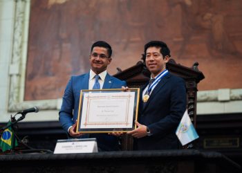 ALERJ concede Medalha Tiradentes a Thomas Law em reconhecimento ao fortalecimento das relações Brasil-China