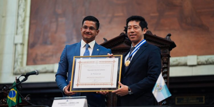 ALERJ concede Medalha Tiradentes a Thomas Law em reconhecimento ao fortalecimento das relações Brasil-China