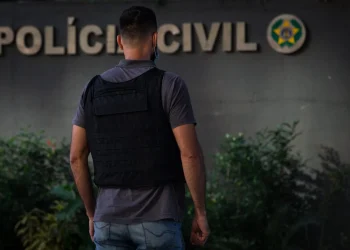 🚨 Coletes vencidos na Polícia de SP: Segurança dos policiais em risco! 🚨