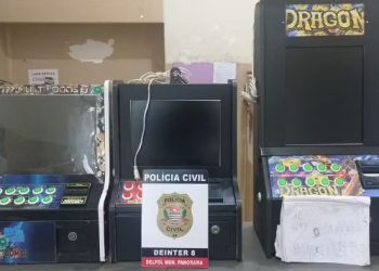Máquinas caça-níqueis são APREENDIDAS dentro de casa em SP!