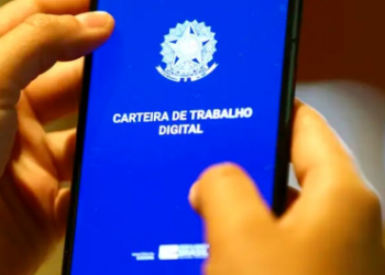 Desemprego cai para o MENOR NÍVEL desde 2012 e Brasil tem RECORDE de carteira assinada!