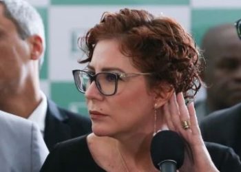 Cadeia SEM VOLTA: Moraes manda prender Carla Zambelli e pede EXTRADIÇÃO da ITÁLIA!