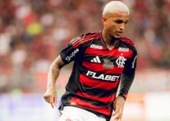 Vender Wesley ou escalar Varela no Mundial?