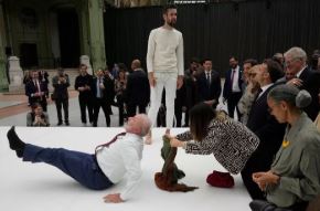 Presidente tira o sapato e tenta virar ARTISTA ao lado de Macron!