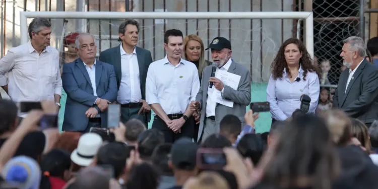 Centro de SP: Na Favela do Moinho, Lula assina acordo habitacional para moradores