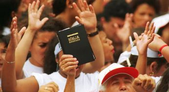 Católicos DIMINUEM, Evangélicos DISPARAM e Outras Fés CRESCEM!