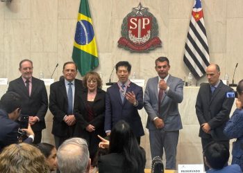 Thomas Law recebe Colar de Honra ao Mérito Legislativo em cerimônia na Alesp