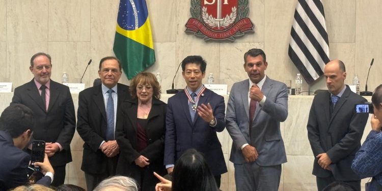 Thomas Law recebe Colar de Honra ao Mérito Legislativo em cerimônia na Alesp