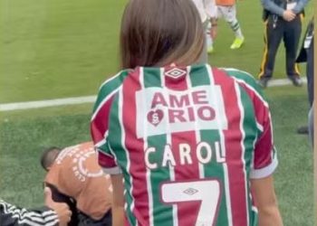 Renato Gaúcho EMOCIONA ao abraçar Carol Portaluppi após estreia no Mundial!