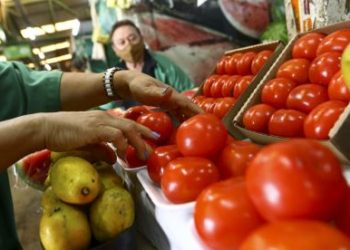 Inflação DESACELERA e alimentos dão TRÉGUA no Brasil!