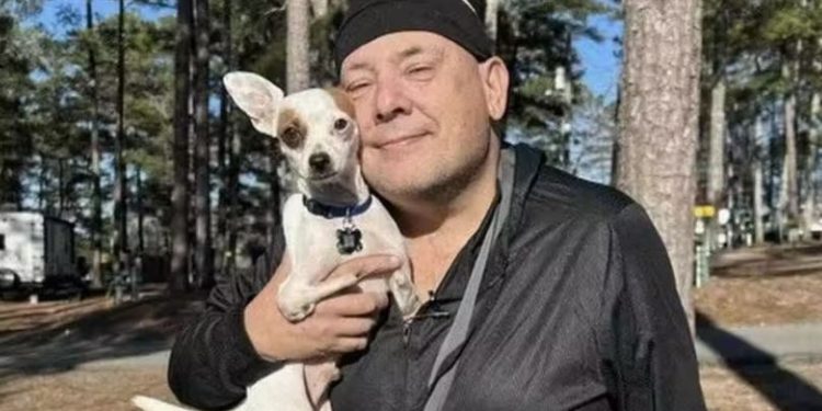 Chihuahua BÍPEDE “ABRAÇA” o tutor, avisa sobre ataque cardíaco e SALVA VIDA!