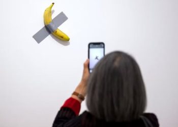 Visitante COME banana de obra de arte de R$ 32 MILHÕES em museu na França!